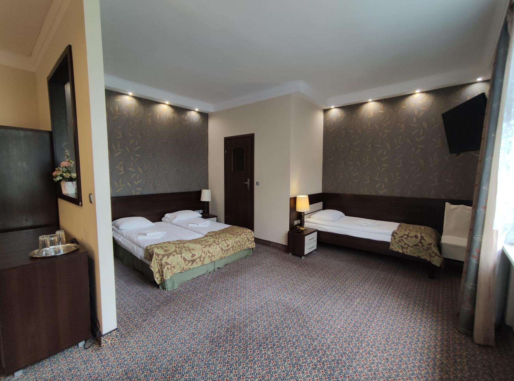 סלאופסק Hotel Atena מראה חיצוני תמונה
